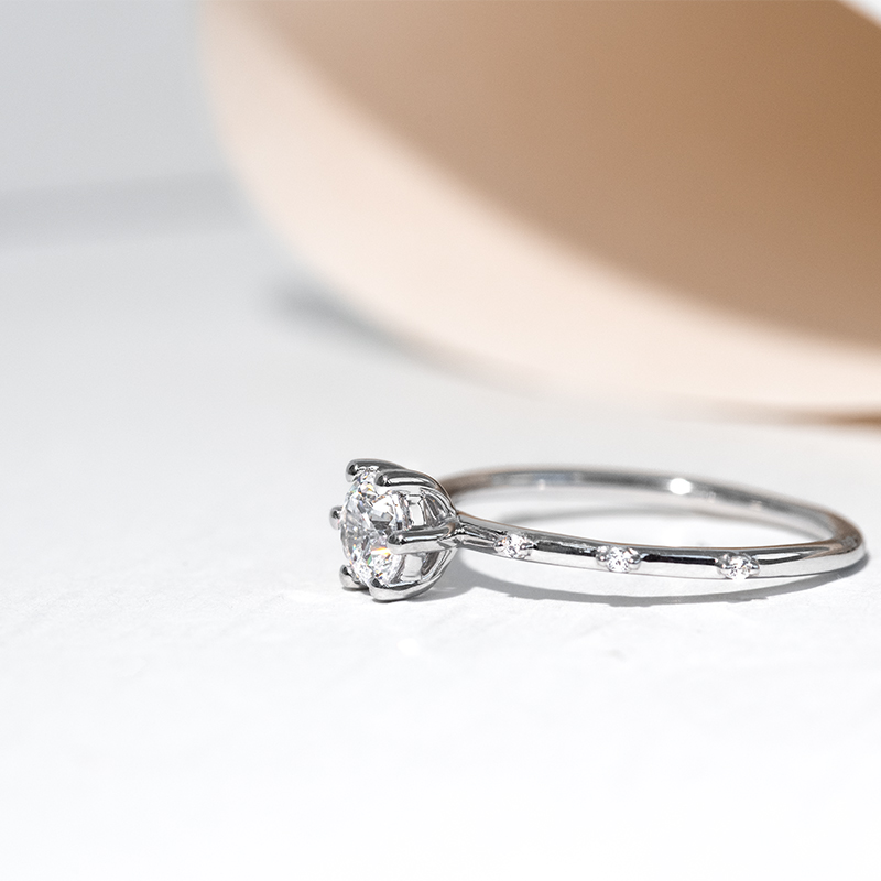 Nežný zásnubný prsteň s lab-grown diamantmi Maisha 128204