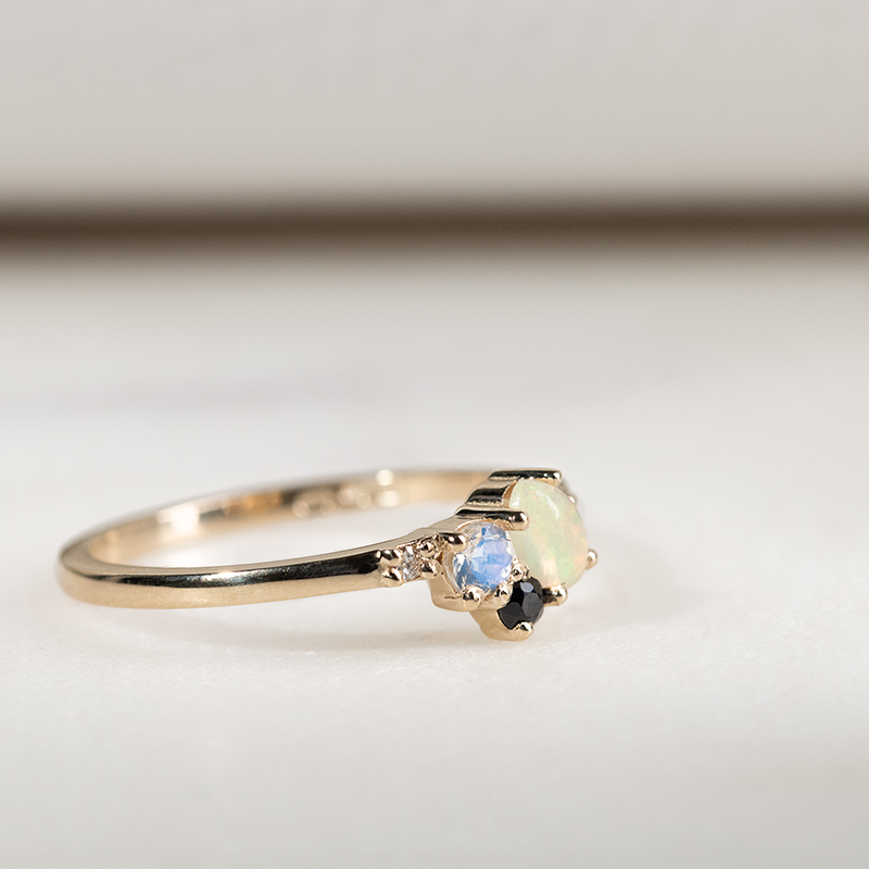 Zlatý cluster prsteň s opálom, zafírom, mesačným kameňom a diamantmi Bijou 133074