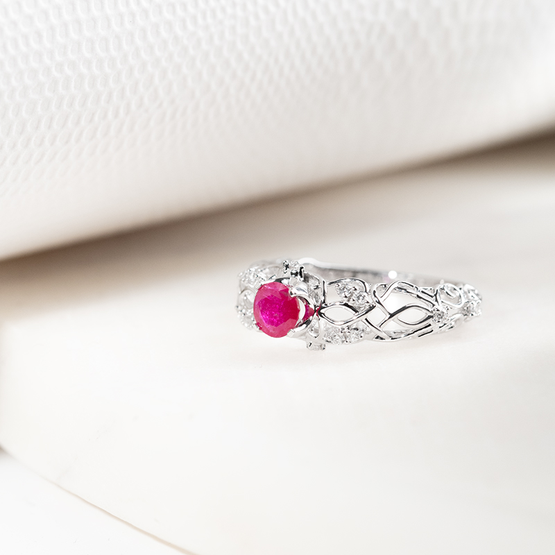 Vintage zásnubný prsteň s rubínom a diamantmi Charlotta 133174