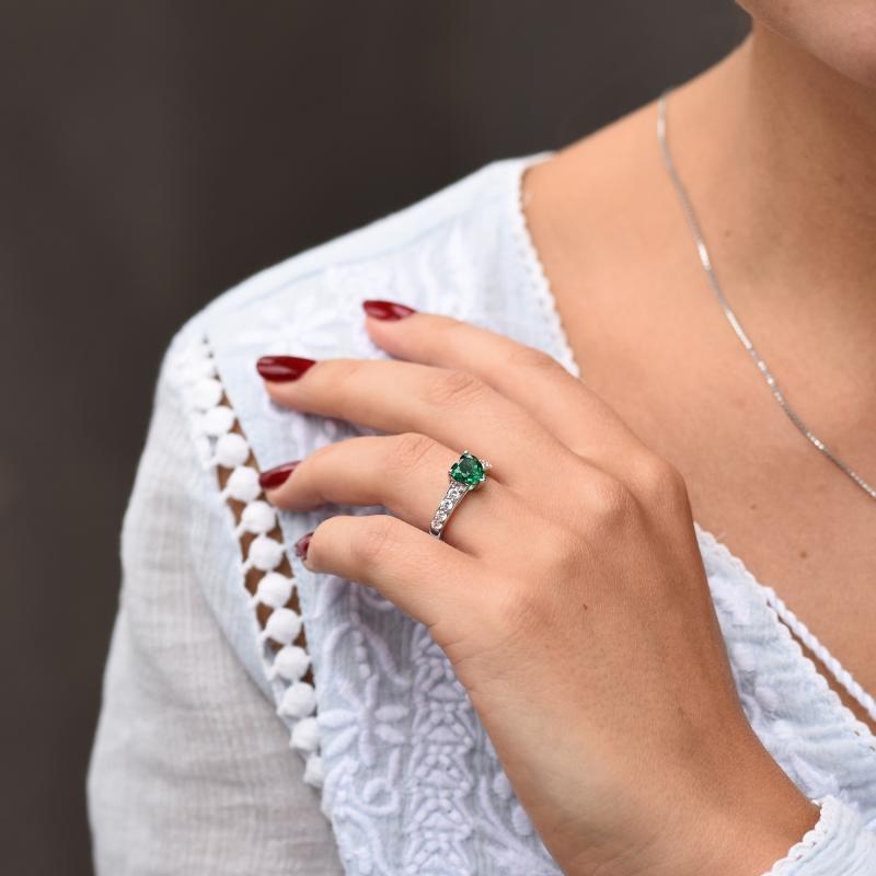 Strieborný prsteň so smaragdom 27054