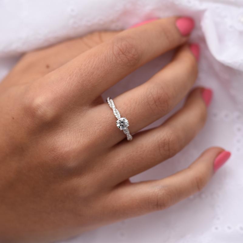 Diamantový zásnubný prsteň s prepletanou obrúčkou zo zlata 48094