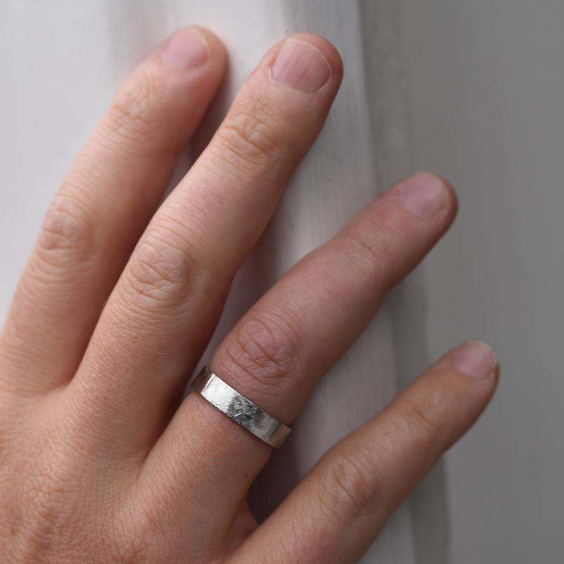Netradičné pánsky svadobný prsteň 48314
