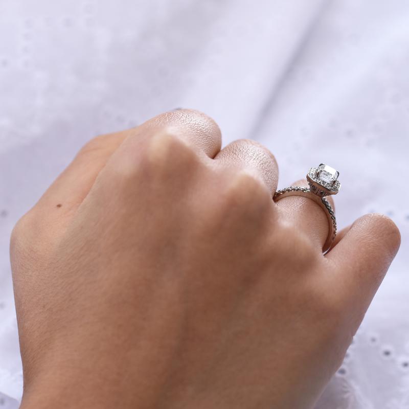 Prsteň s emerald diamantom a postrannými diamantmi 49624