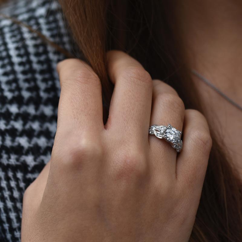 Romantický zlatý zásnubný vintage prsteň s diamantmi 49654