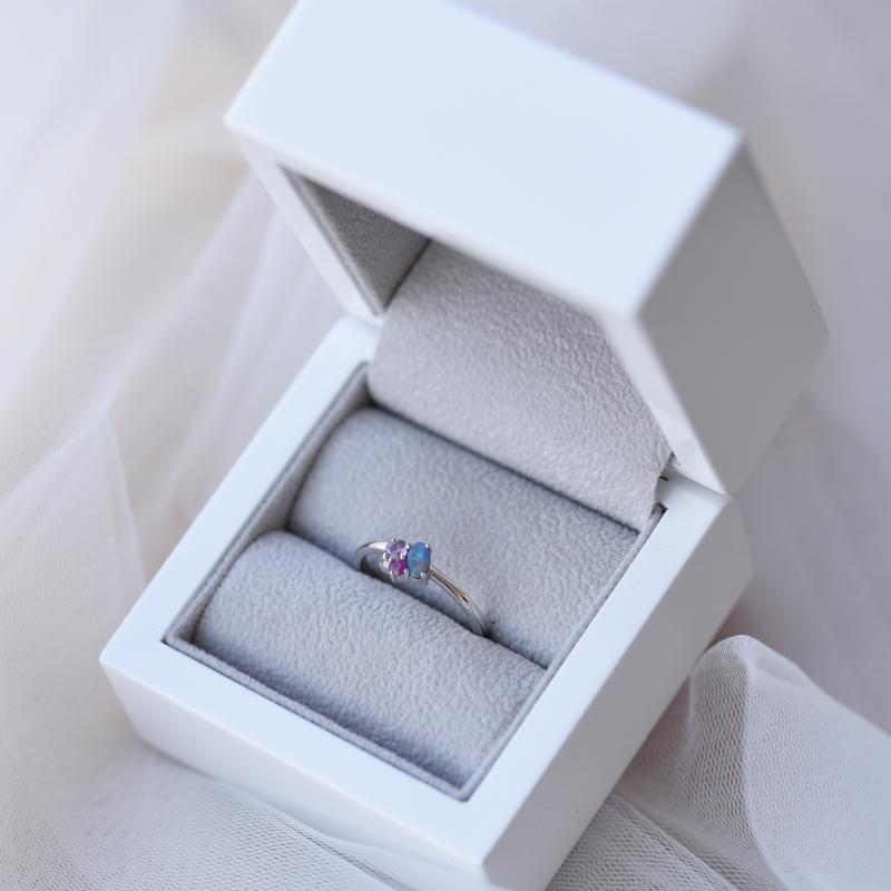 Zlatý prsteň s opálom, rubínom, zafírom a diamantom 