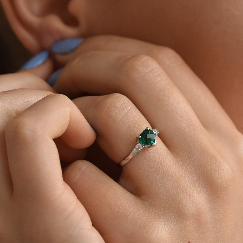 Smaragdové srdce v pôvabnom zlatom prsteni s diamantmi 64184