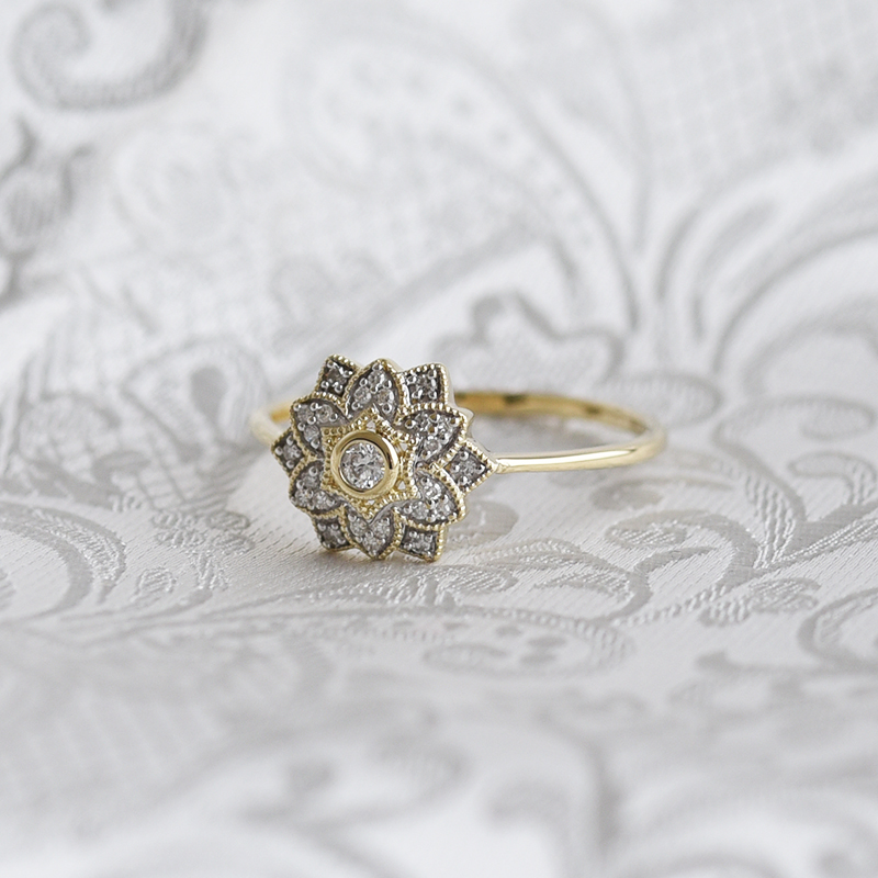 Prsteň s kvetinou z diamantov