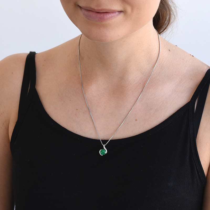 Smaragd v striebornom náhrdelníku 74514