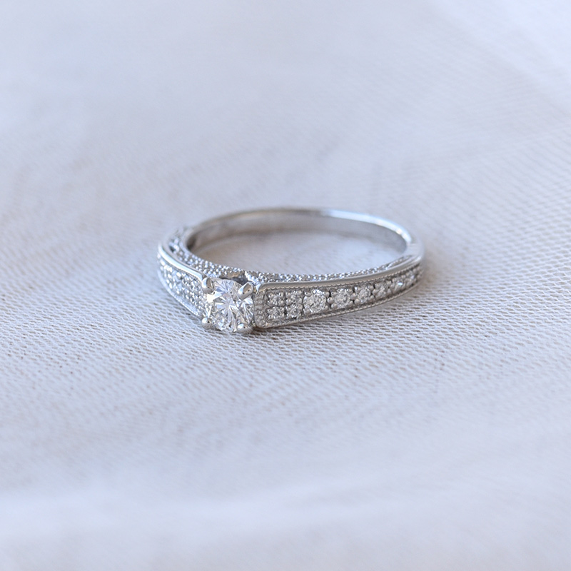 Vintage zásnubný prsteň plný diamantov 75604