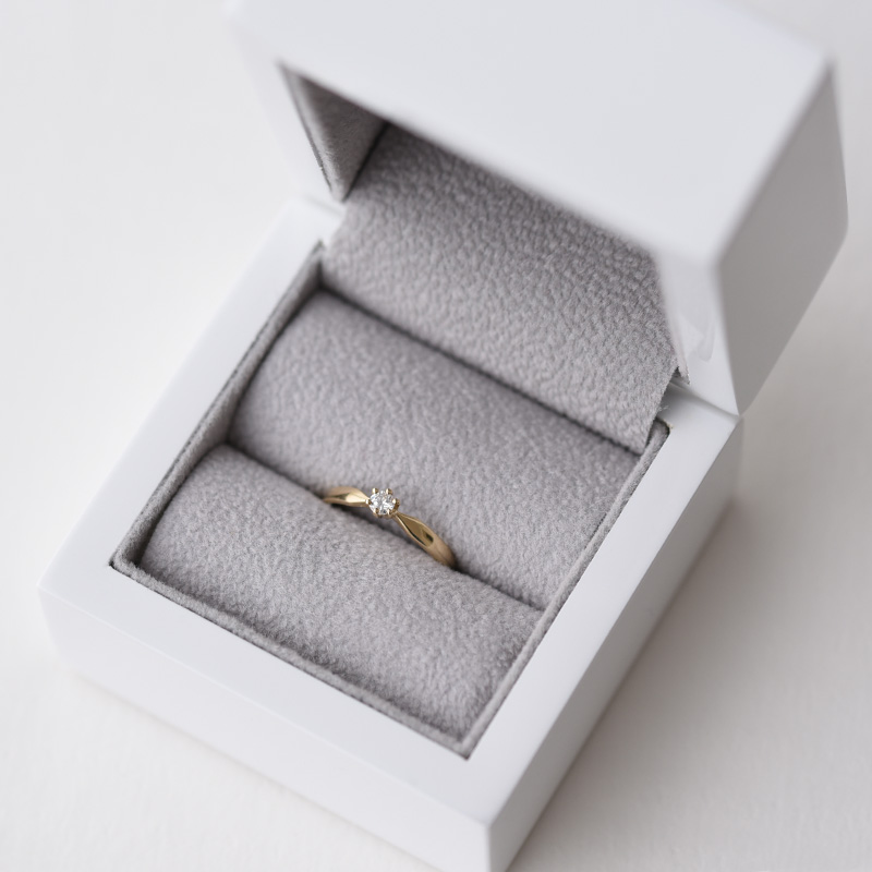 Zlatý zásnubný prsteň s diamantom 78444