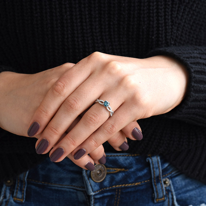 Romantický zásnubný prsteň s modrým diamantom a postrannými diamantmi 82624