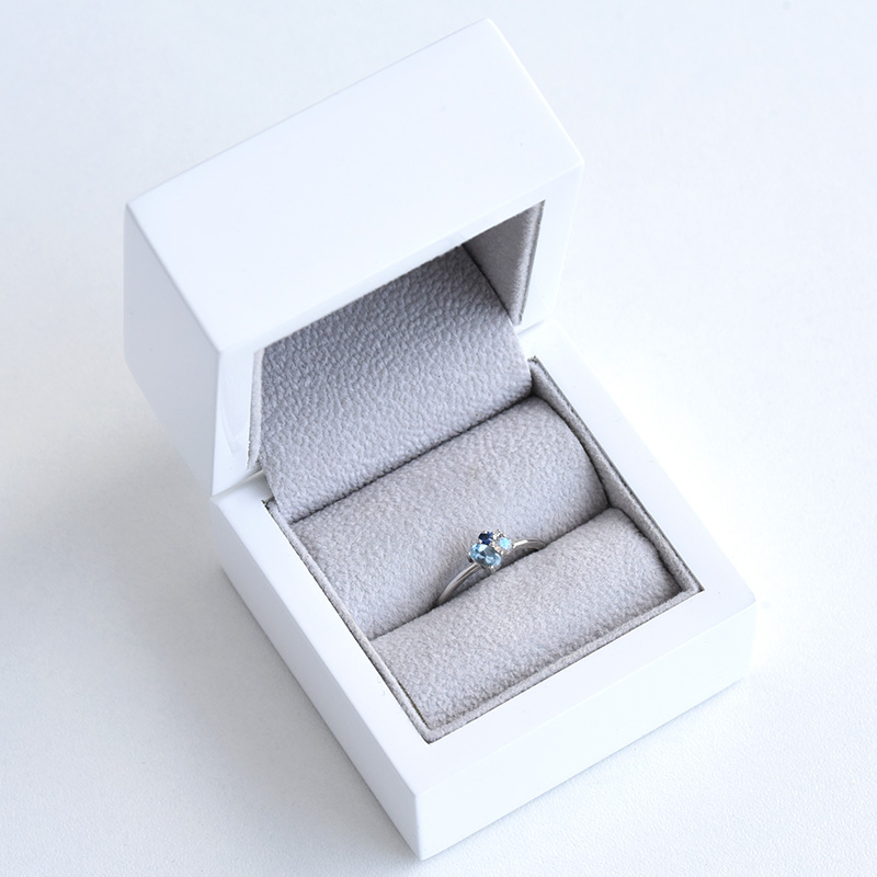 prsteň s akvamarínom, labradoritom, zafírom a diamantom z bieleho zlata 84334