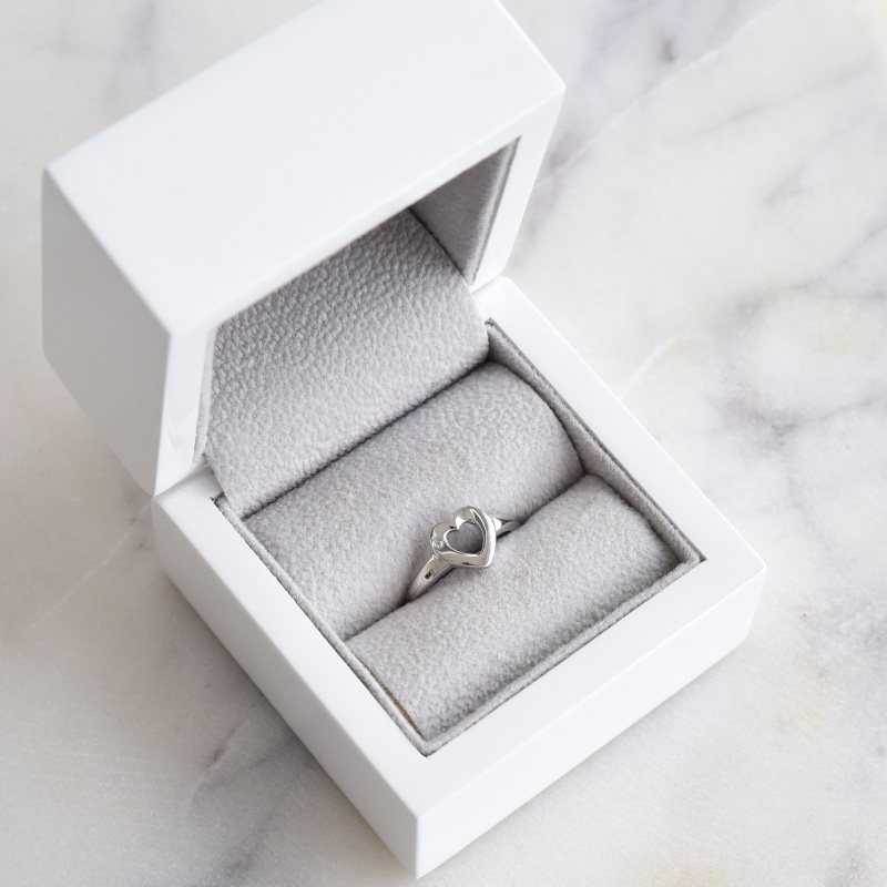 Strieborný prsten v tvare srdca s diamantom 86074