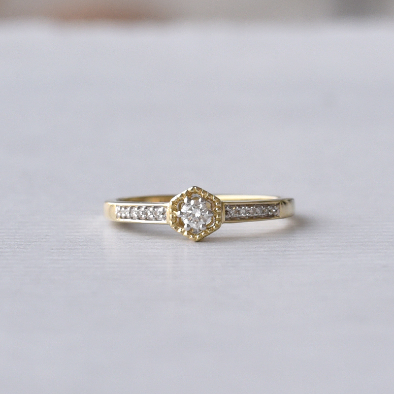 Zásnubný prsteň s diamantom zo žltého zlata
