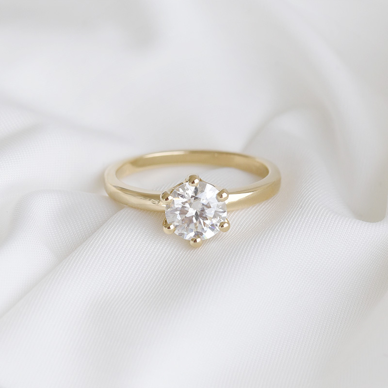 Zlatý zásnubný prsteň s moissanitom 93494