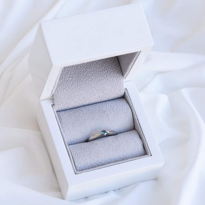 Prsteň s modrým diamantom 93504