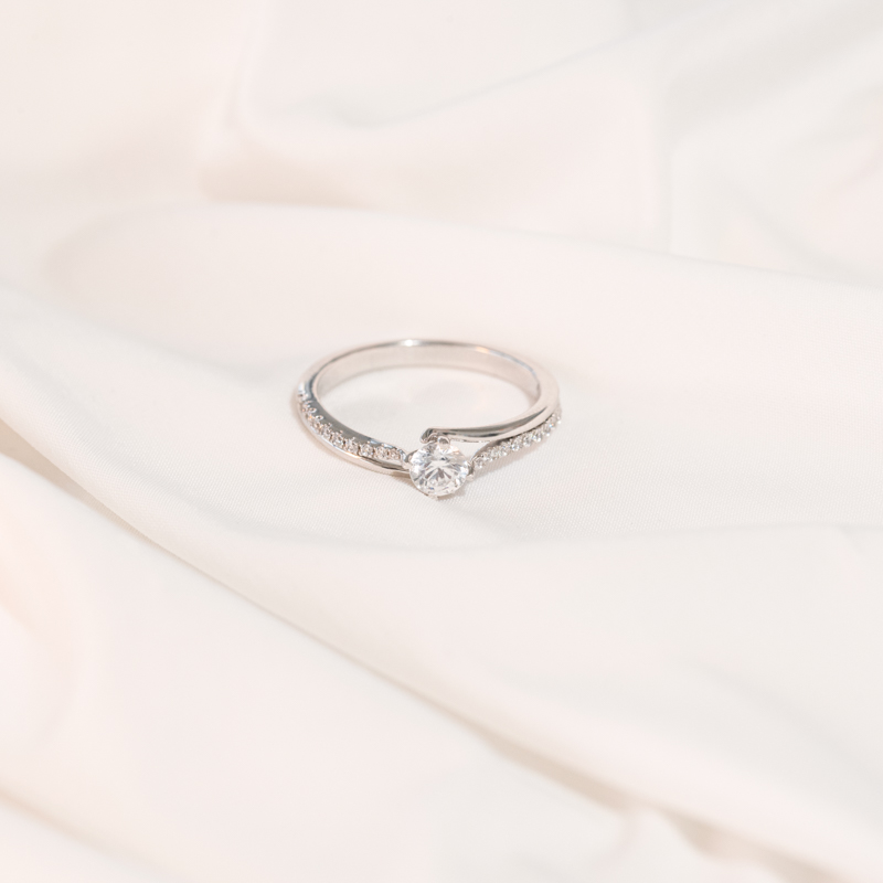 Zásnubný prsteň s postrannými diamantmi Anastas 102085