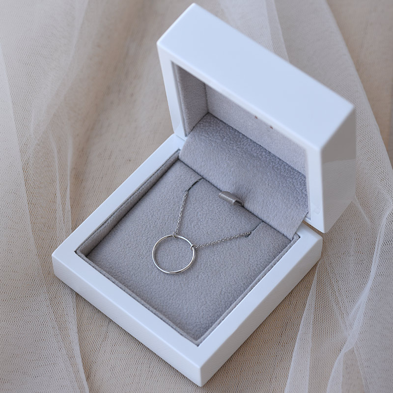 Strieborný náhrdelník minimalistického tvaru Karma 103625