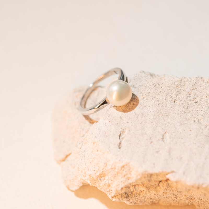 Strieborný prsteň s bielou perlou Ceri 104655