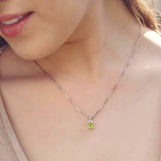 Zlatý náhrdelník s olivínom 107835