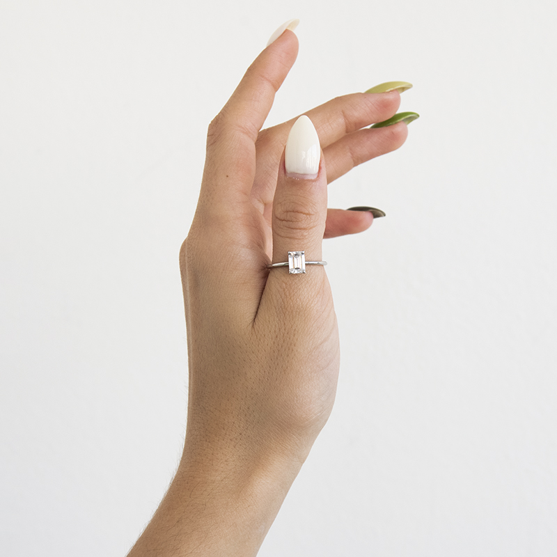 Zásnubný prsteň s emerald moissanitom s výberom veľkosti Shea 110245