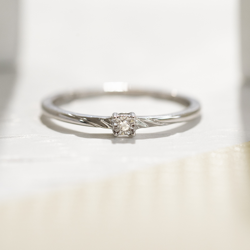 Minimalistický prsteň s diamantom Smyth 110405