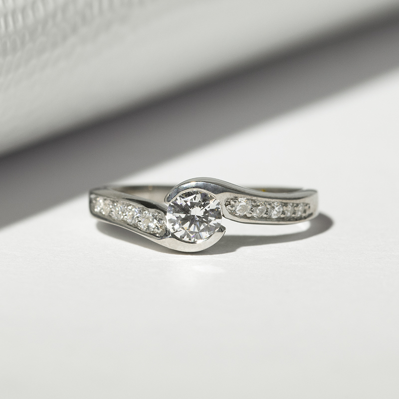 Zásnubný prsteň s diamantmi Naia 113035