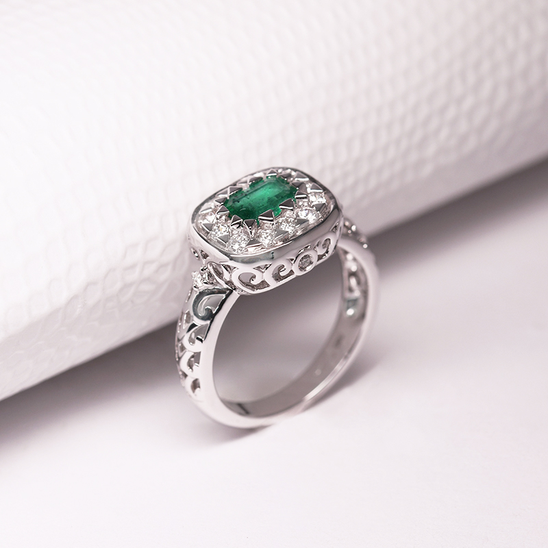 Zlatý prsteň s emerald smaragdom a diamantmi Huzil 116065