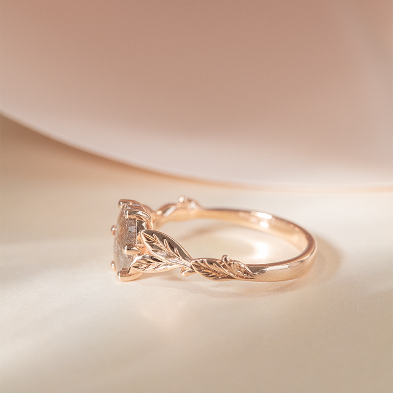 Zlatý prsteň so salt and pepper diamantom a ručne rytými lístkami Sabine 120285