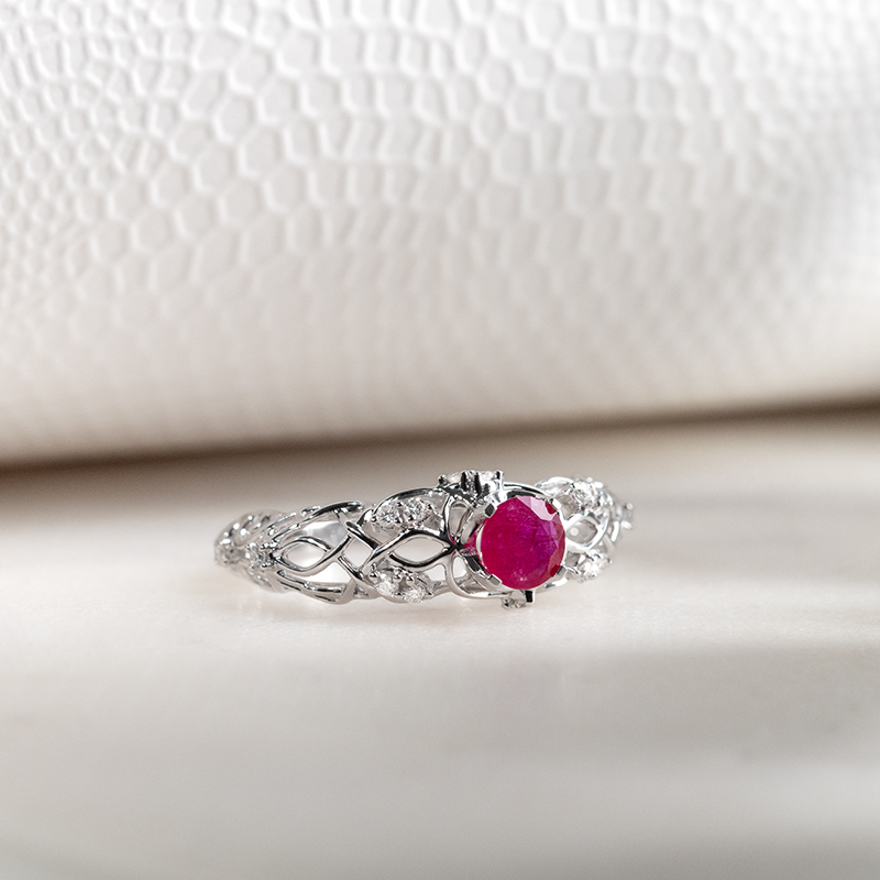 Vintage zásnubný prsteň s rubínom a diamantmi Charlotta 133175