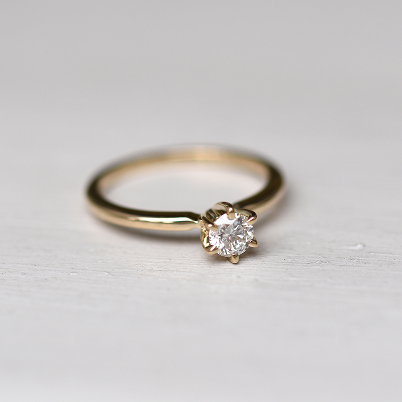 Zlatý zásnubný prsteň s 0.3ct certifikovaným diamantom Mala