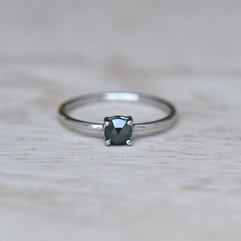 Zlatý zásnubný prsteň si čiernym diamantom 44625