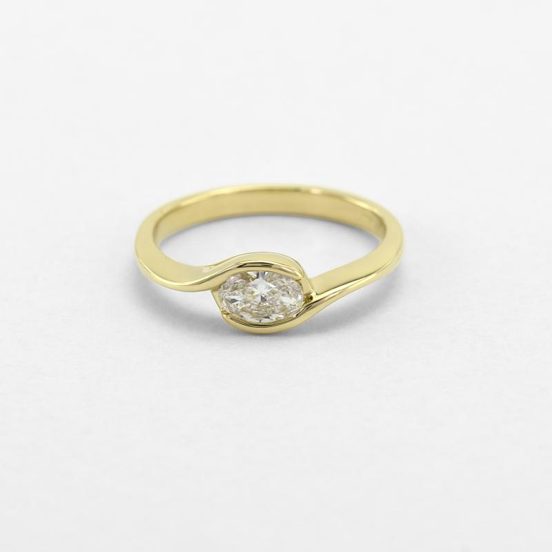 Zásnubný prsteň s oválnym diamantom zo žltého zlata 46825