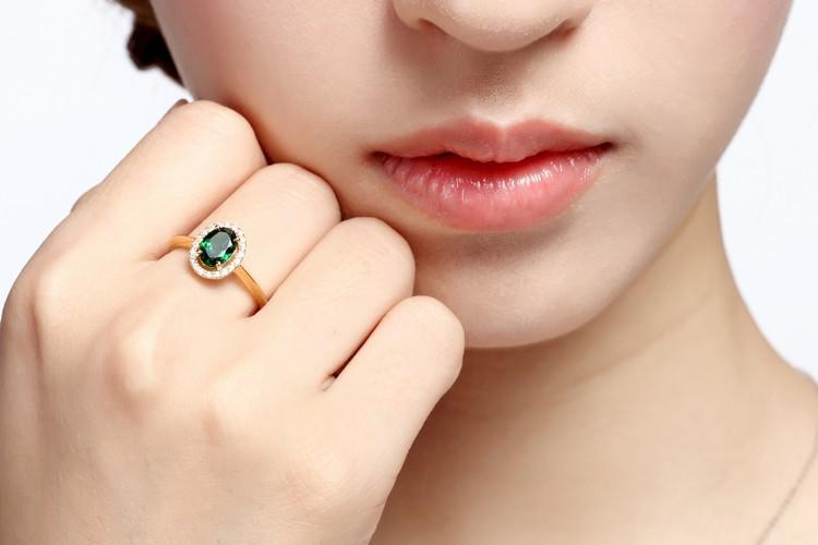  Zlatý náhrdelník s drahokamom a diamanty 4705