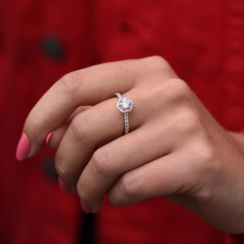 Zásnubný prsteň s diamantmi v halo štýle 48045