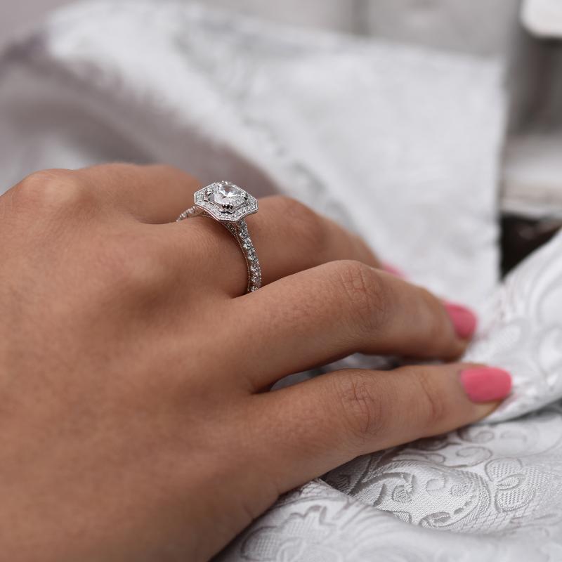 Zásnubný prsteň v halo štýle s diamantmi 48155