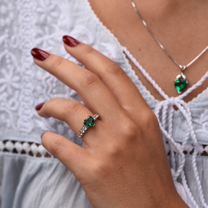 Strieborný prsteň so smaragdom v tvare srdca 48275