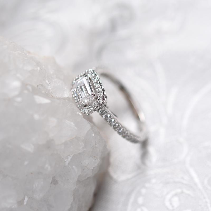 Zásnubný prsteň s diamantom v halo štýle 49595