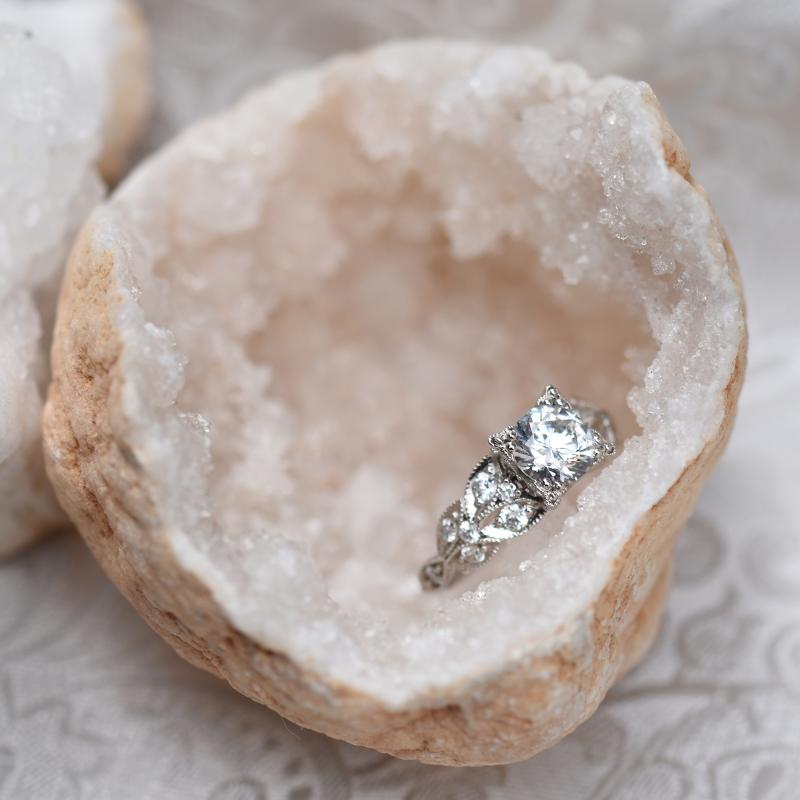 Romantický zlatý zásnubný prsteň s diamantmi 49655