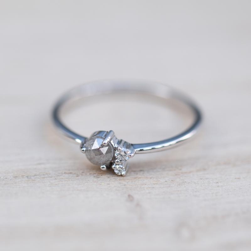 Nežný prsteň s diamantom 49715