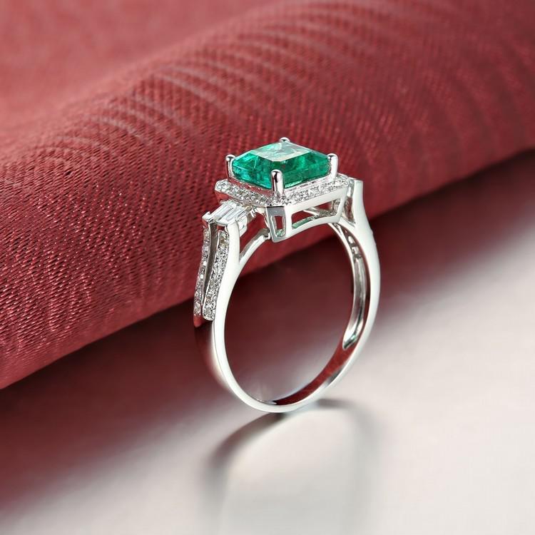 Zlatý prsteň so smaragdom a diamantmi 5055