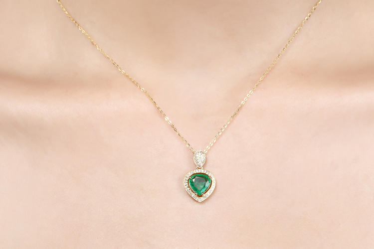 Zlatý náhrdelník s pear smaragdom a diamantmi 5295