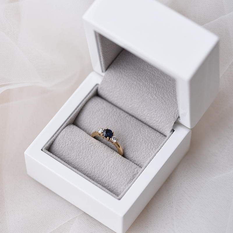 Zlatý zásnubný prsteň so zafírom 58135