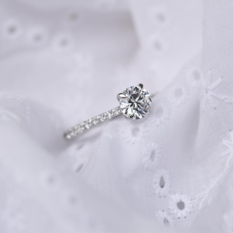 Zásnubný prsteň posiaty diamantmi s moissanitom bieleho zlata 66165