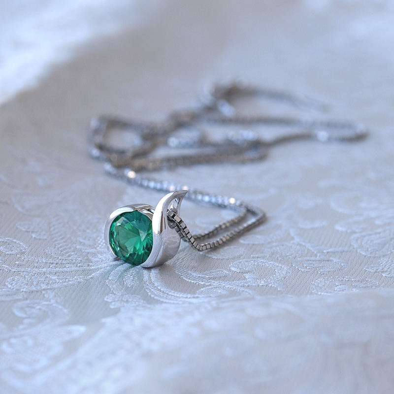 Smaragdový náhrdelník zo striebra