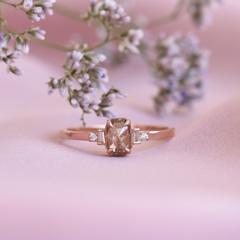Zlatý prsteň s champagne diamantom a postranními diamantmi Neo 78245