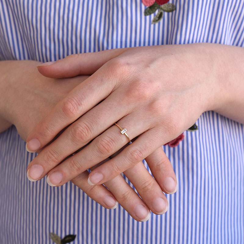 Zlatý minimalistický prsteň s baguette zafírom Kelila 80725