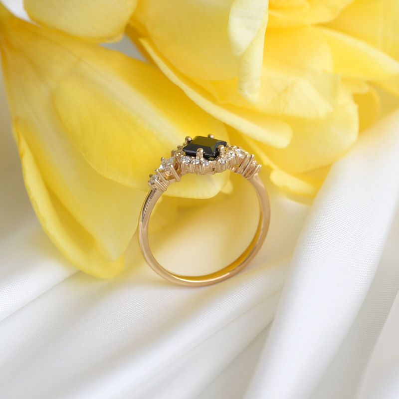 Zásnubný prsteň s čierným diamantom a moissanitmi 82395