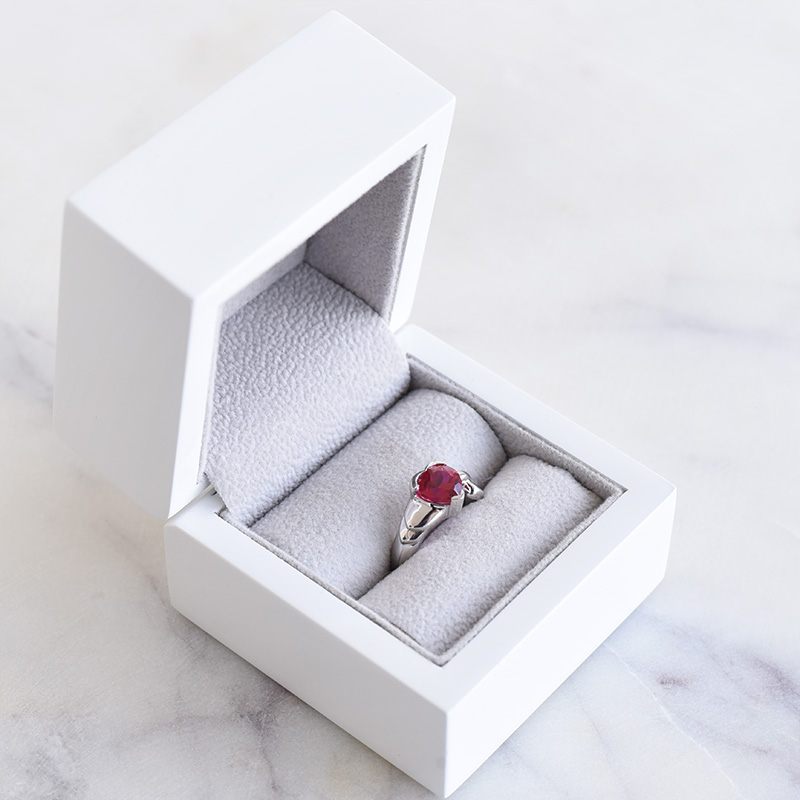 Romantický prsteň s rubínom