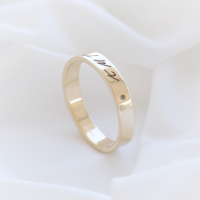Zlatý prsteň s diamantom a gravírom 93485